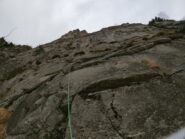 Secondo tiro 6a+; poi la colatura che bagna parzialmente il 6c (il 6c rimane sul limite dx del bagnato)