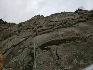 Secondo tiro 6a+; poi la colatura che bagna parzialmente il 6c (il 6c rimane sul limite dx del bagnato)