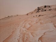 In salita su neve rosso-ocra