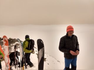 Pallido sole e nuvole alte marroni da scirocco