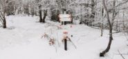 primo bivio con cartelli indicatori lungo la stradina innevata