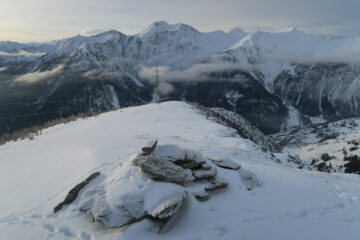 la cima con alle spalle il Fallere indicato dalla cima del palo della luce 
