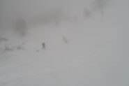 il socio in salita nella nebbia