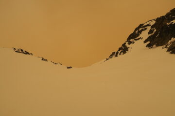 nuvole colorate dalla sabbia del deserto africano