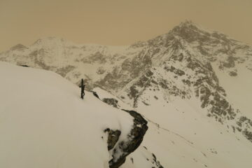 la piccola croce della cima con il Rutor sullo sfondo