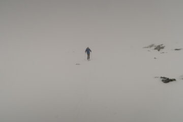 in discesa nella nebbia