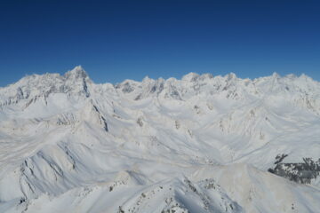 nei pendii ripuliti dal vento spunta il rosso della sabbia arrivata con la perturbazione dei giorni scorsi