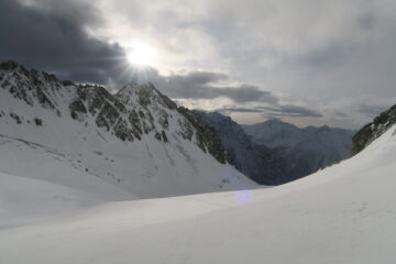 filtra un pò di sole tra le nuvole