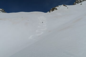 poca  neve fresca su fondo duro