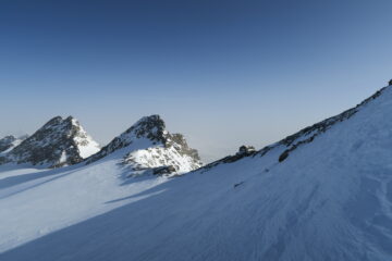 in arrivo al colletto con i ruderi della capanna Deffeyes