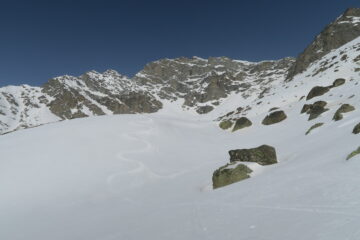 sotto il rifugio neve primaverile