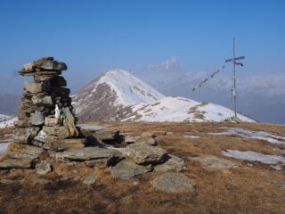 Ometto e croce di vetta del Cornet, con Birrone e Monviso.