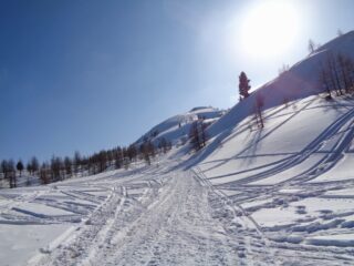 La strada che prosegue al Col Saurel
