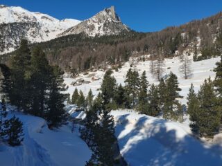 traccia a fondo valle (vallon de l'Opon), si vedono gli chalet des Acles 