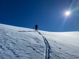 Battendo la traccia verso la cima
