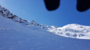 Dopo il salto della cascata e il traverso si procede verso la cima