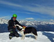 Enzo e il simpatico cane in vetta al Rodes