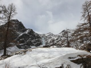 la cascata vista prima di arrivare alla casa di caccia