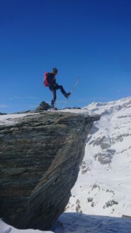 In vetta con sci......