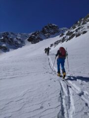 L'itinerari si svolge a destra, senso di marcia