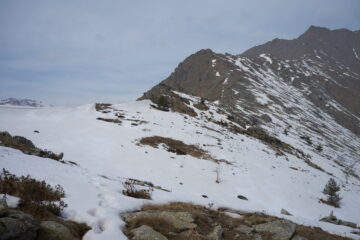 Brevi tratti ancora innevati lungo la cresta, a quota 1733 m