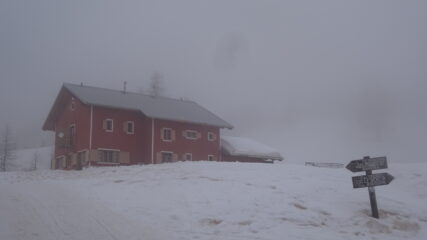 Capanna Mautino emerge tra le nebbie