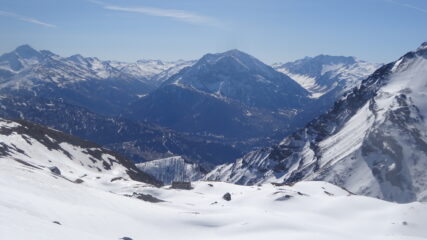 Uno sguardo verso valle, in primo piano in basso il ricovero Rocca Charnier