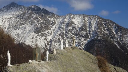 scendendo lungo la strada le belle Madonnine e la Bellavarda