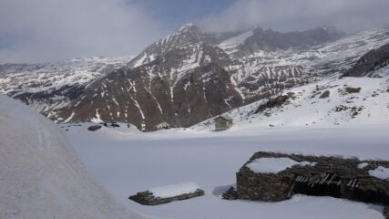 In salita verso il colle uno sguardo verso il Rifugio