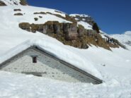 Stalla sepolta dalla neve
