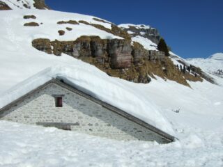 Stalla sepolta dalla neve