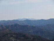 La piatta cima dell' Aiona innevato .