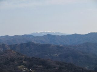 La piatta cima dell' Aiona innevato .