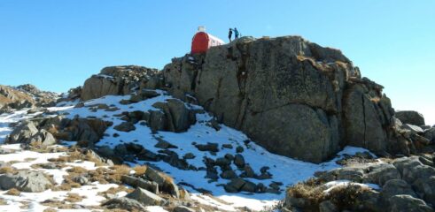 Il Biv. Bottani-Cornaggia 2327mt. posizionato su un pulpito roccioso.