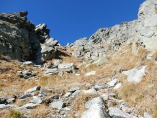 Il ripido canale che sbuca in cima alla cresta.