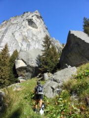 In salita passando sotto la big wall di 550mt. della Meridiana del Torrone, qui pochi giorni fa nel mese di agosto Simone Pedeferri è riuscito ad aprire dopo vari anni a più riprese, la difficilissima via Adventure Time, 16 tiri con difficoltà fino a 8b.   