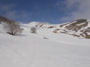 la conca di Casera Veja ancora innevata 