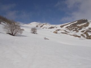 la conca di Casera Veja ancora innevata 