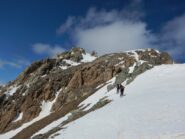 L'arrivo sulla spalla sotto i contrafforti di Rocca Peroni