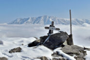 La piccola  croce di vetta,la Bisalta e il Costa Rossa sullo sfondo