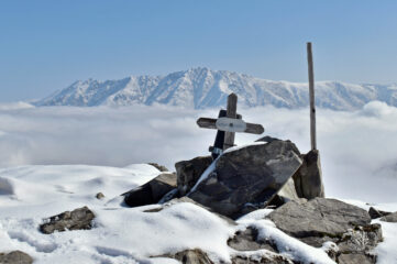 La piccola  croce di vetta,la Bisalta e il Costa Rossa sullo sfondo