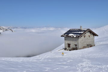 Colle Balur e Monviso in lontananza,mare di nubi sulla piana