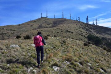 Salendo verso la vetta del monte Fasce