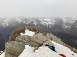 La cima con un po’ di nuvole 