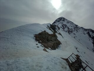 Con a spalle le Topovia a sx per il Filo di Cresta, destra più in basso si può evitare questo tratto più affilato