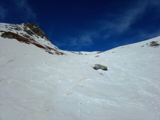 Discesa per il primo pezzo canalone su neve marciotta