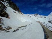 Traverso su strada: ghiacciato ma si passa bene, anche nel tratto che strasborda sul parapetto