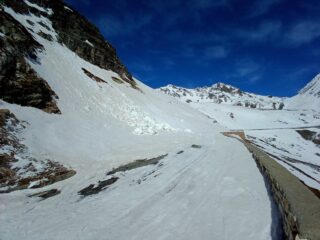 Traverso su strada: ghiacciato ma si passa bene, anche nel tratto che strasborda sul parapetto