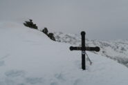 la piccola croce poco sotto la cima