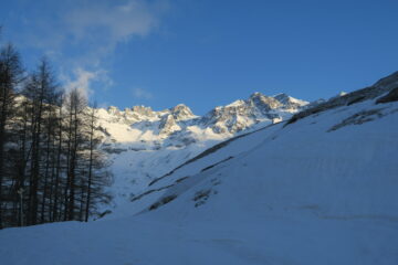 le splendide montagne che contornano la conca di By
